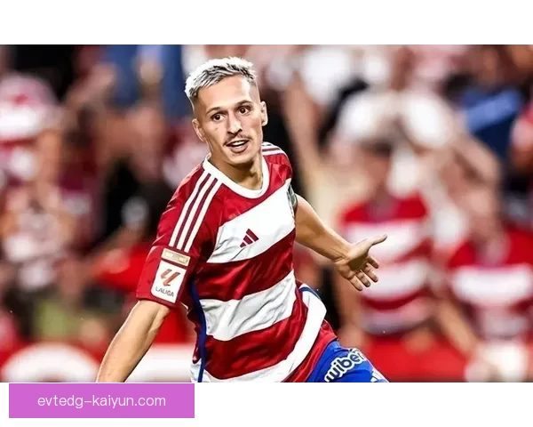 萨拉戈萨边路速度在本赛季表现稳健，成为球队进攻的新亮点。